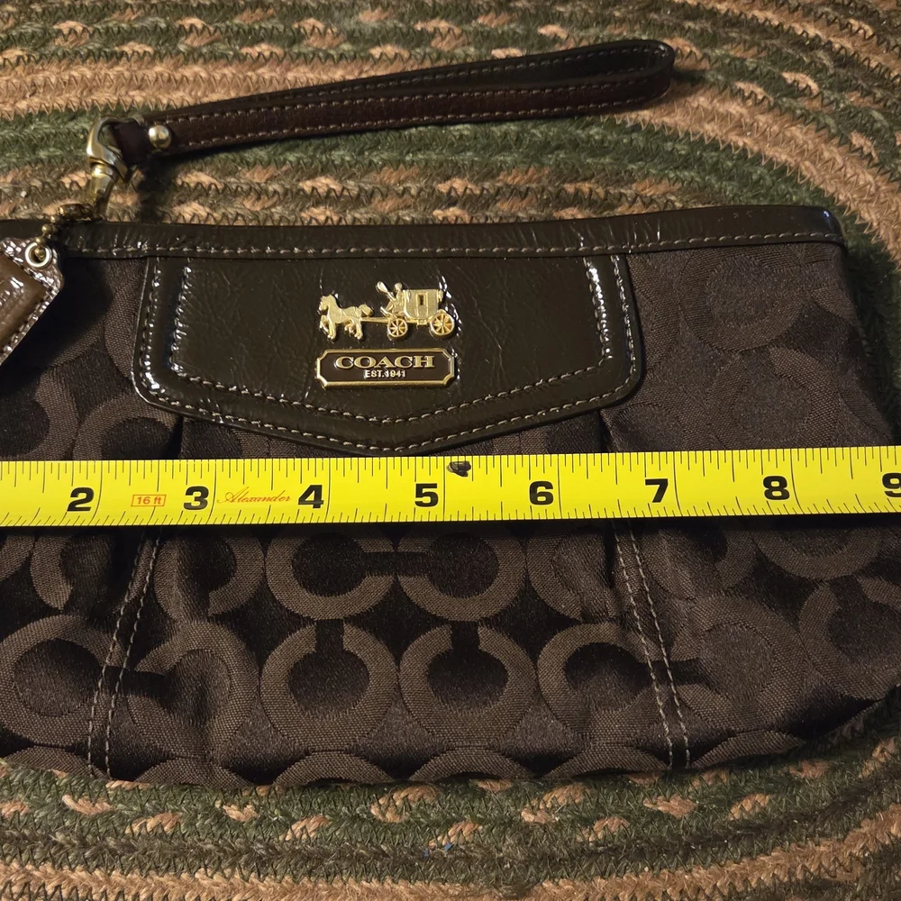 Coach Madison Medium Clutch Pouch Chocolate Brown W/Wristlet  Elegant !  Nwot - Picture 2 of 10